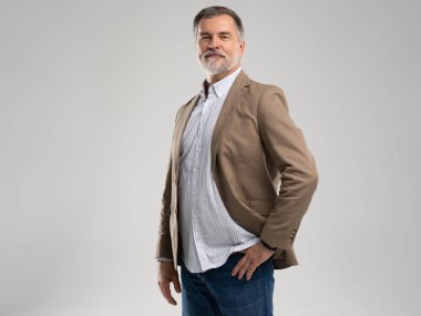 Kendine güvenen iş adamının iş portresi. Ceketli girişimci gülümsüyor, mutlu orta yaşlı, olgun adam ayakta, gülümsüyor, beyaz arka planda soyutlanmış..