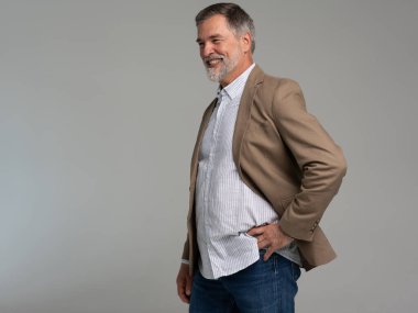 Kendine güvenen iş adamının iş portresi. Şık ceketli girişimci gülümsüyor, mutlu orta yaşlı, olgun adam ayakta, gülümsüyor.