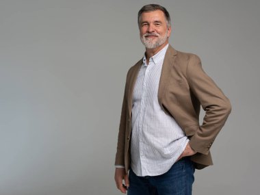 Kendine güvenen iş adamının iş portresi. Şık ceketli girişimci gülümsüyor, mutlu orta yaşlı, olgun adam ayakta, gülümsüyor.