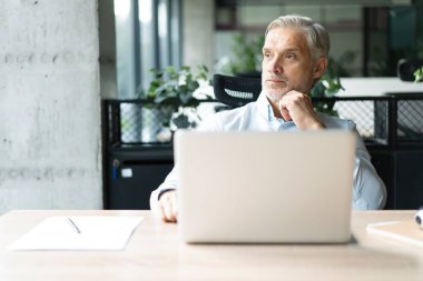 Olgun 40 'lar odaklı iş adamı, dizüstü bilgisayarla çalışan yönetici ofiste veri tabanında araştırma yapan. Başarılı iş adamı, lider, CEO müdürü, borsa şifreli para ticareti.