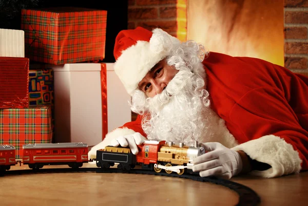 Jultomte med leksakståg — Stockfoto