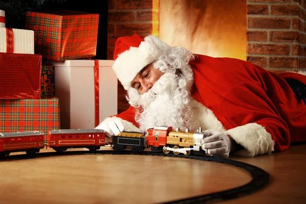 Санта-Клауса з іграшковий потяг — стокове фото