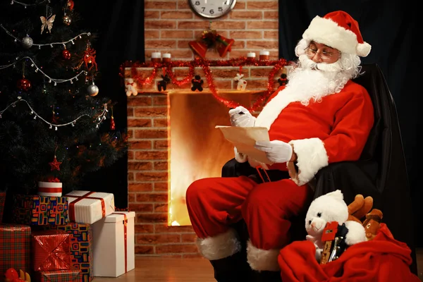 Jultomten läsa brev — Stockfoto