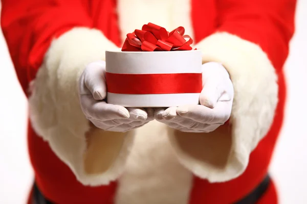 Weihnachtsmann mit Geschenkbox — Stockfoto