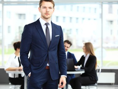 genç yakışıklı işadamı