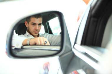 Yakışıklı genç adam.