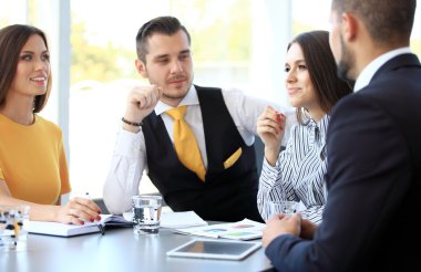 İş ortakları belgeleri tartışıyor