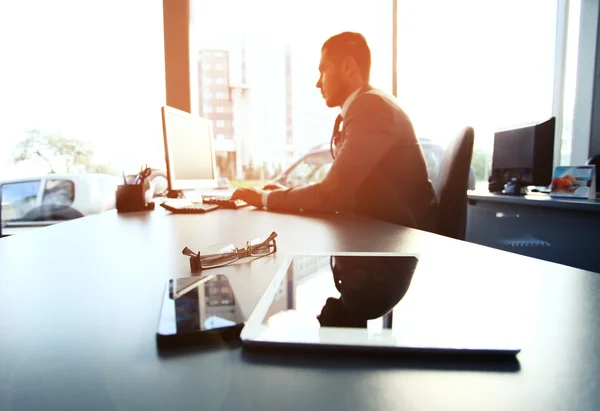 Businessman using laptop — Stock Photo, Image