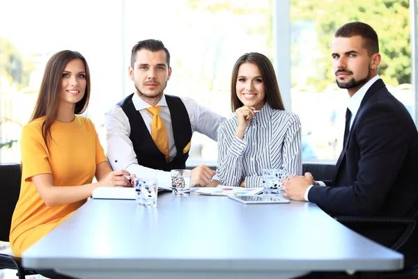 Socios comerciales discutiendo documentos —  Fotos de Stock