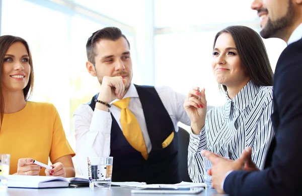 Socios comerciales discutiendo documentos — Foto de Stock