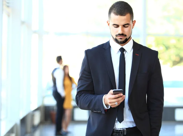 Jovem empresário usando smartphone — Fotografia de Stock