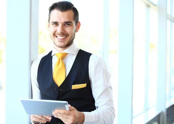 Geschäftsmann mit Tablet — Stockfoto