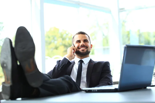 Empresario hablando por teléfono móvil — Foto de Stock