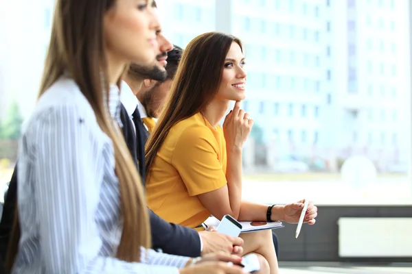 Lächelnde Geschäftsfrau bei Seminar — Stockfoto