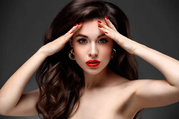 Modello di bellezza donna con lunghi capelli castani ondulati. Labbra rosse e occhi fumosi compongono . — Foto Stock