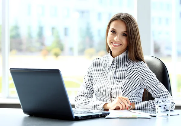 Zakelijke vrouw die op laptopcomputer werkt — Stockfoto