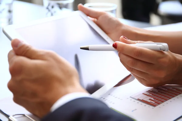 Bedrijfspersoon analyseren van financiële statistieken weergegeven op de Tablet PC-scherm — Stockfoto