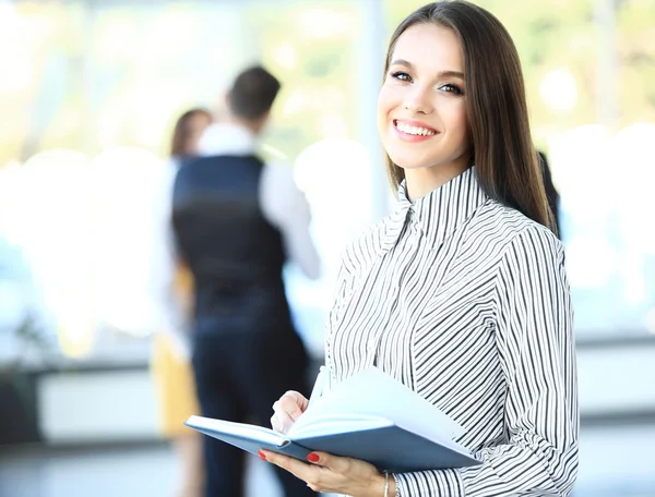 Gesicht einer schönen Frau auf dem Hintergrund von Geschäftsleuten — Stockfoto