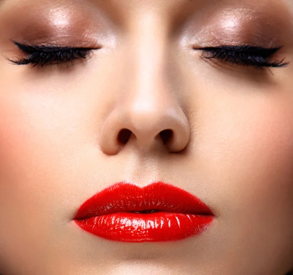 Rouge lèvres sexy et ongles gros plan. Ouvre la bouche. Manucure et Maquillage. Concept de maquillage. La moitié des filles modèle Beauté visage isolé sur fond noir — Photo