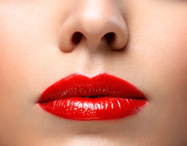 Rouge lèvres sexy et ongles gros plan. Ouvre la bouche. Manucure et Maquillage. Concept de maquillage. La moitié des filles modèle Beauté visage isolé sur fond noir — Photo