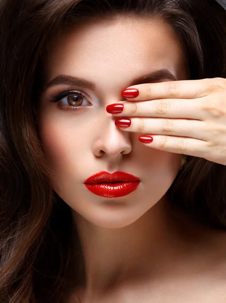 Red Sexy Lips and Nails close-up. Abra a boca. Manicure e maquiagem. Inventem o conceito. Metade do modelo de beleza meninas rosto isolado no fundo preto — Fotografia de Stock