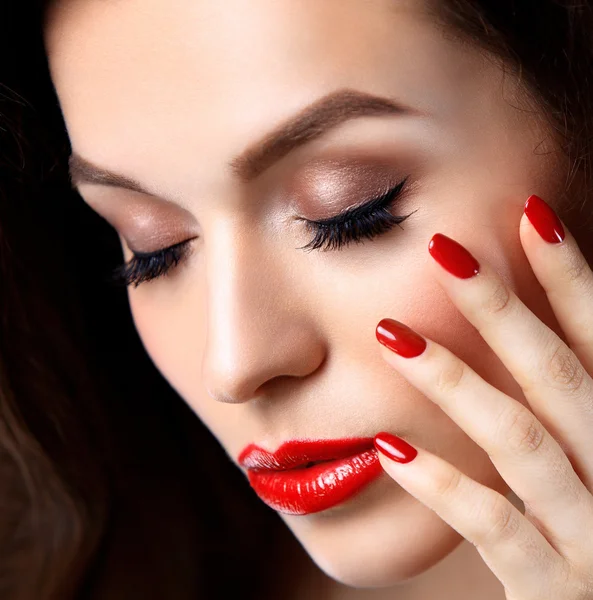 Red Sexy lippen en nagels close-up. Open mond. Manicure en make-up. Make-up concept. De helft van schoonheid model meisjes gezicht geïsoleerde op zwarte achtergrond — Stockfoto