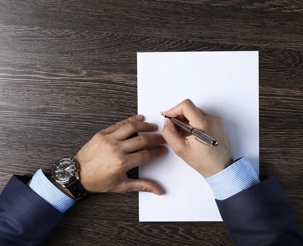 Mãos masculinas com caneta sobre documento — Fotografia de Stock