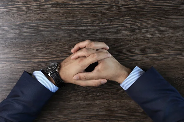 Empresário sentado à mesa — Fotografia de Stock