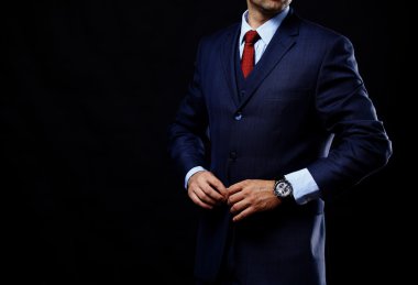 siyah arka plan üzerine takım elbiseli adam