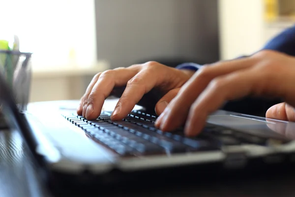 Manos masculinas escribiendo en el teclado del ordenador portátil — Foto de Stock