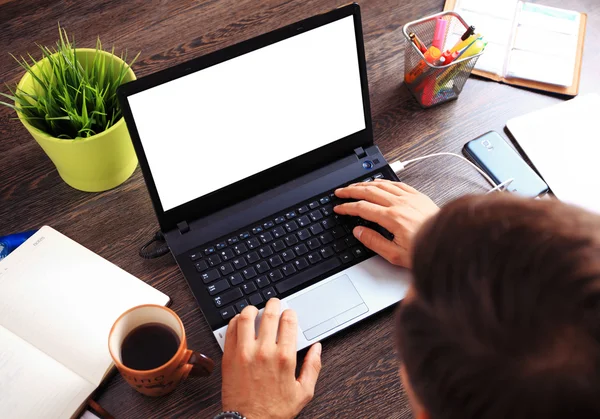 Manos masculinas escribiendo en el teclado del ordenador portátil — Foto de Stock