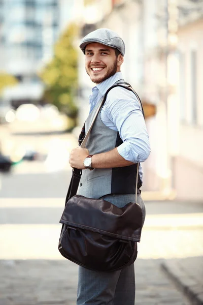 Retrato de un joven de moda en la ciudad —  Fotos de Stock