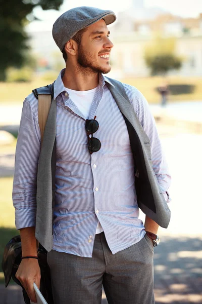 Portrait de jeune homme branché dans la ville — Photo