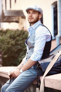 Şehirde modaya uyan bir gencin portresi.