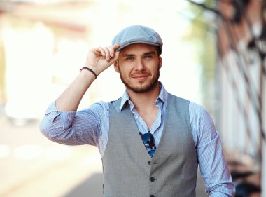 Şehirde modaya uyan bir gencin portresi.