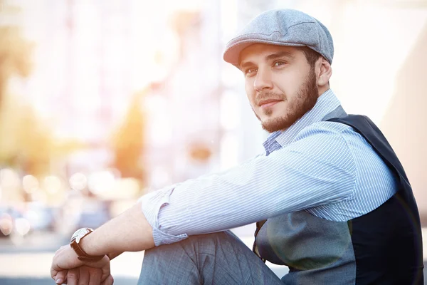 Portret van een trendy jongeman in de stad — Stockfoto