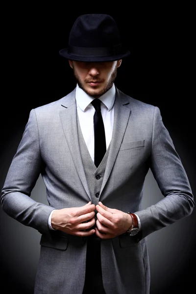 Портрет красивого стильного мужчины в элегантном костюме — стоковое фото