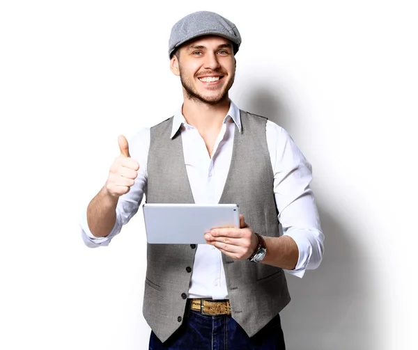 Gelukkige jonge man met behulp van digitale tablet geïsoleerd op witte achtergrond — Stockfoto