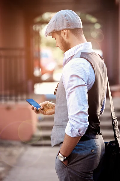 Jonge stedelijke zakenman professional op wandelen in de straat met app SMS sms bericht in smartphone smartphone — Stockfoto