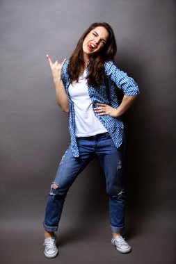 Kazanan kadın başarı Isolated gri arka plan üzerinde kutluyor.