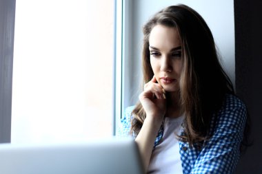 Işık odasında bilgisayarla çalışan kız