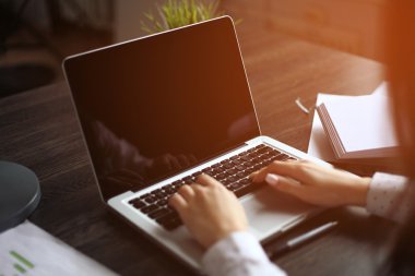 Portre, bir eller meşgul bir dizüstü bilgisayarda yazım