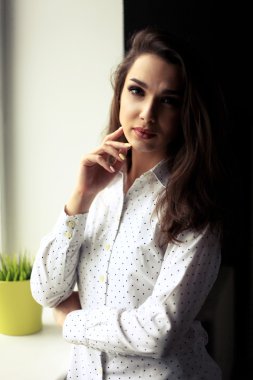 Gülümseyen genç bir iş kadınının portresi