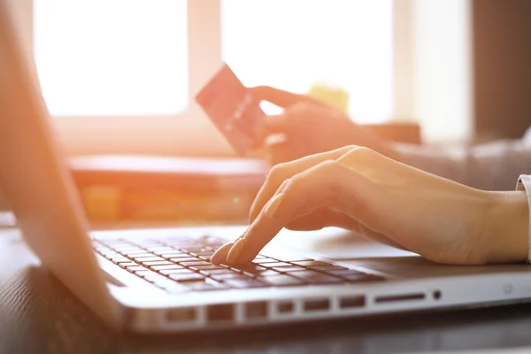Primer plano de una mujer de compras en línea usando el ordenador portátil con tarjeta de crédito — Foto de Stock