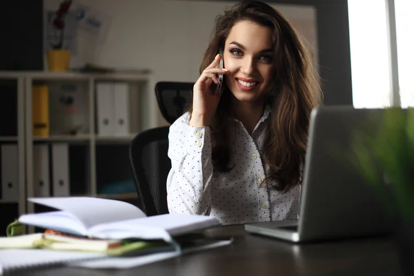Conceito de negócio - empresária falando ao telefone no escritório — Fotografia de Stock