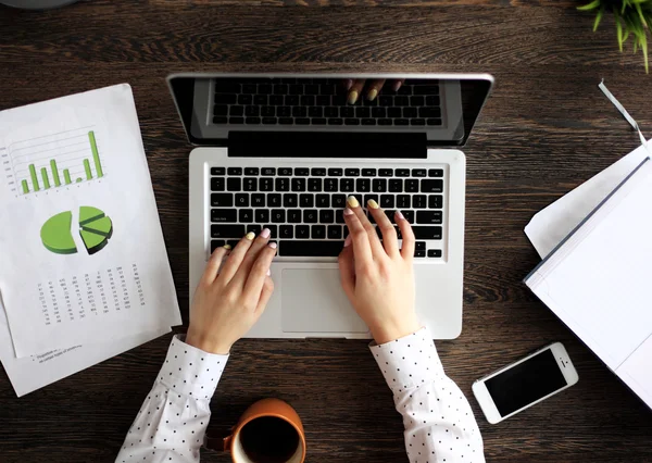 Junge professionelle Frau arbeitet mit dem Computer — Stockfoto