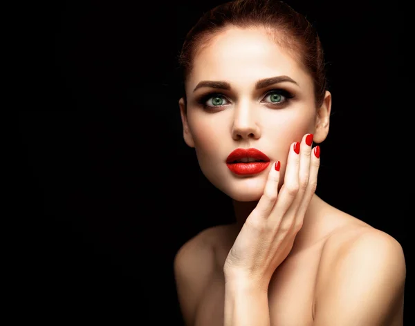 Schoonheid Model vrouw met lang bruin golvend haar. Gezond haar en prachtige professionele make-up. Rode lippen en rokerige ogen make-up. Prachtige Glamour dame portret. Haarverzorging, huidverzorging concept — Stockfoto