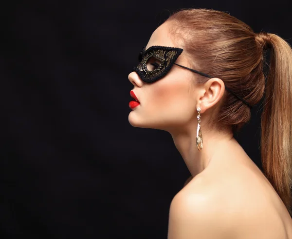 Vrouw in Venetiaanse carnaval masker — Stockfoto