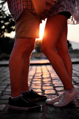 Sevgili çift el ele tutuşuyor