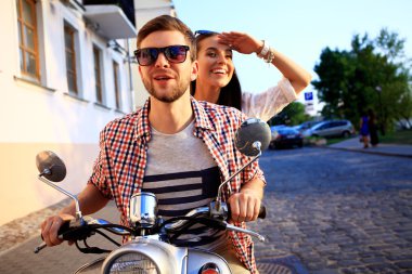 scooter üzerinde genç Çift